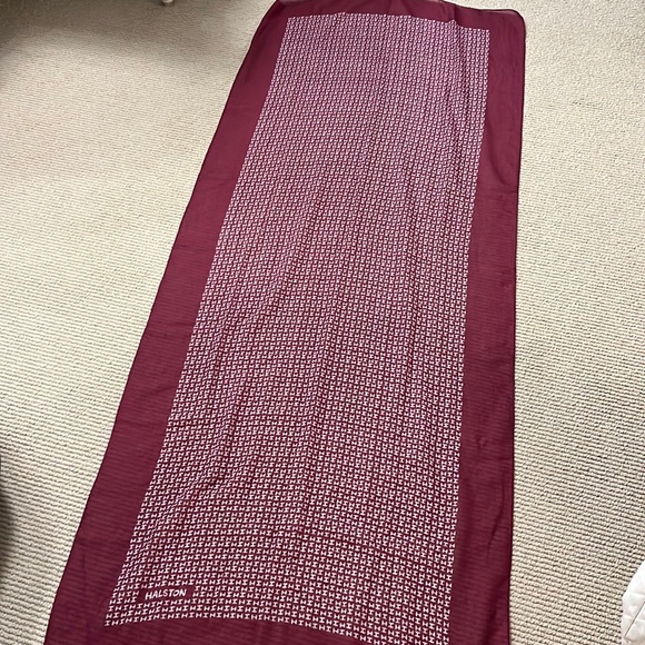 Halston scarf / wrap - Picture 1 of 3